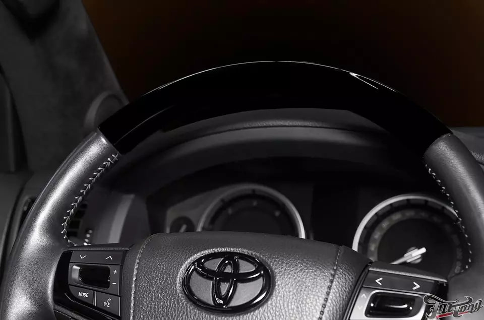 Toyota LandCruiser 200. Окрас всего салонного пластика и дерева в рояльный лак (черный глянец).